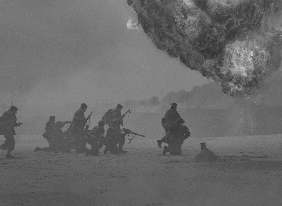 Biegnący żołnierze na froncie podczas wojny