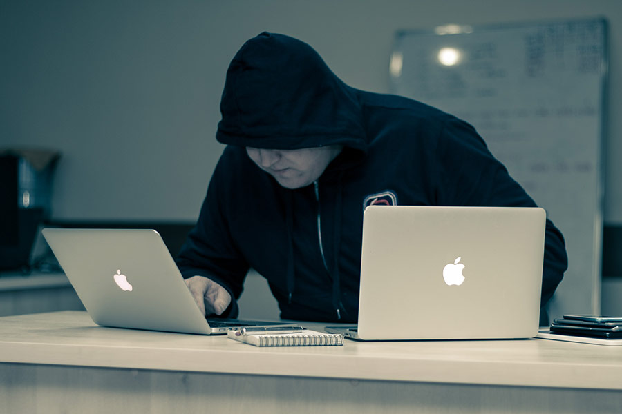 Osoba szpieguje przez laptopa