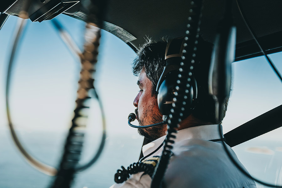 Pilot komunikuje się podczas lotu