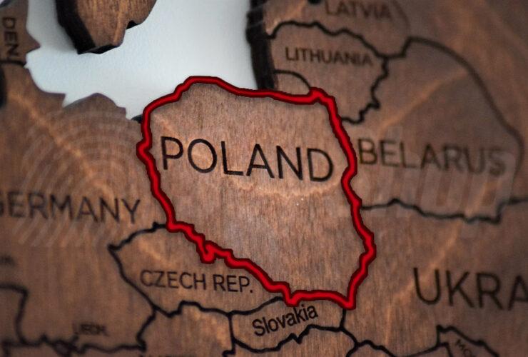 Polska z czerwoną granicą na mapie Europy