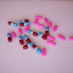 tabletki kolorowe narkotyki leżą na stole
