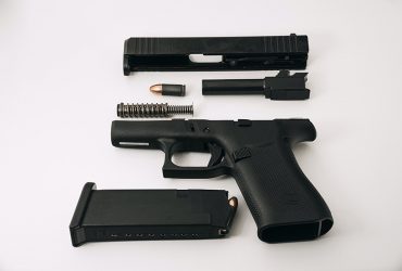 Pistolet rozebrany na części na stole