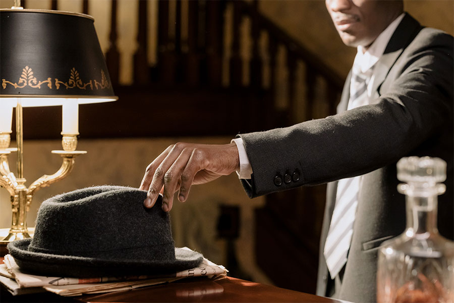 detektyw bierze kapelusz ze stołu