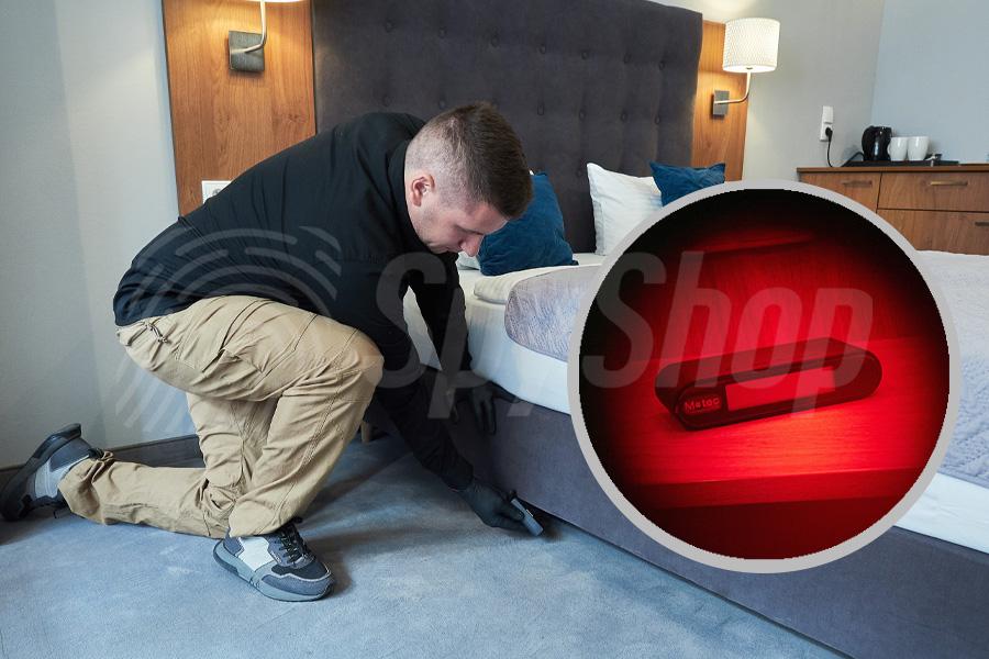Prywatny detektyw w pokoju hotelowym szuka ukrytej kamery pod łóżkiem. Na mniejszej ilustracji po prawej stronie przedstawione działanie WEGA-i.