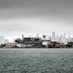 wyspa więzień Alcatraz miasto w tle