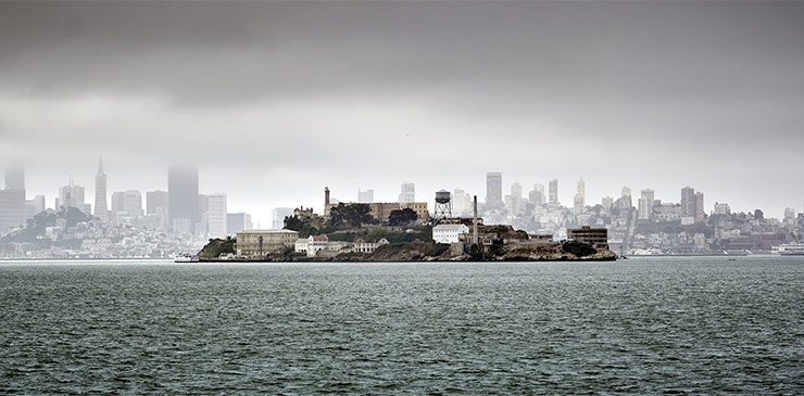 wyspa więzień Alcatraz miasto w tle