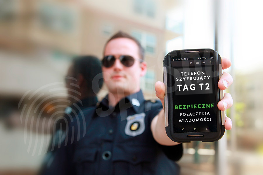 policjant trzyma w rękach telefon komórkowy