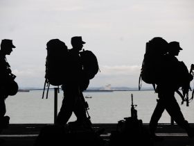 żołnierze w moro z plecakami idą