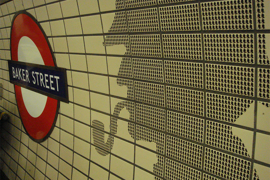 stacja metro baker street sylwetka sherlocka holmesa na ścianie