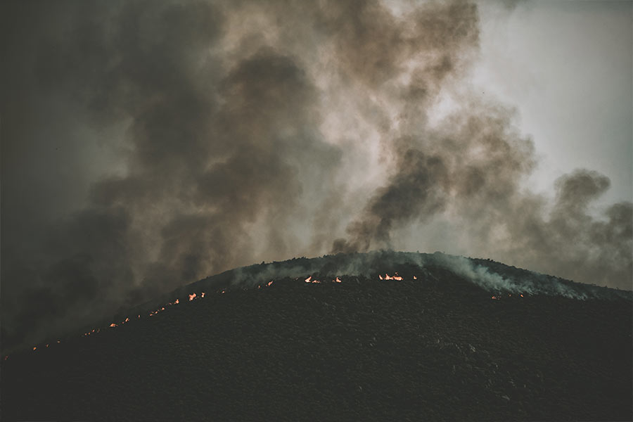 Erupcja wulkanu palący się las
