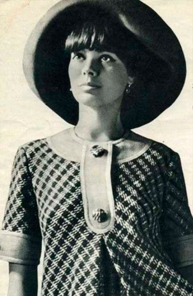 Regina Zbarskaya w kapeluszu pozuje dla zdjęcia