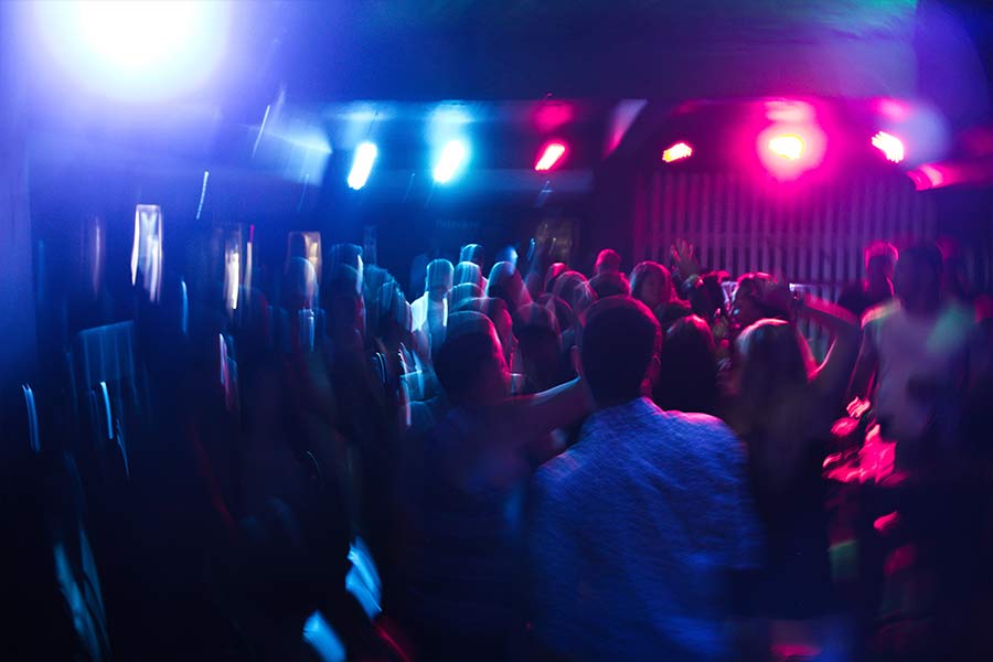 Ludzie imprezują w klubie kolorowe światło