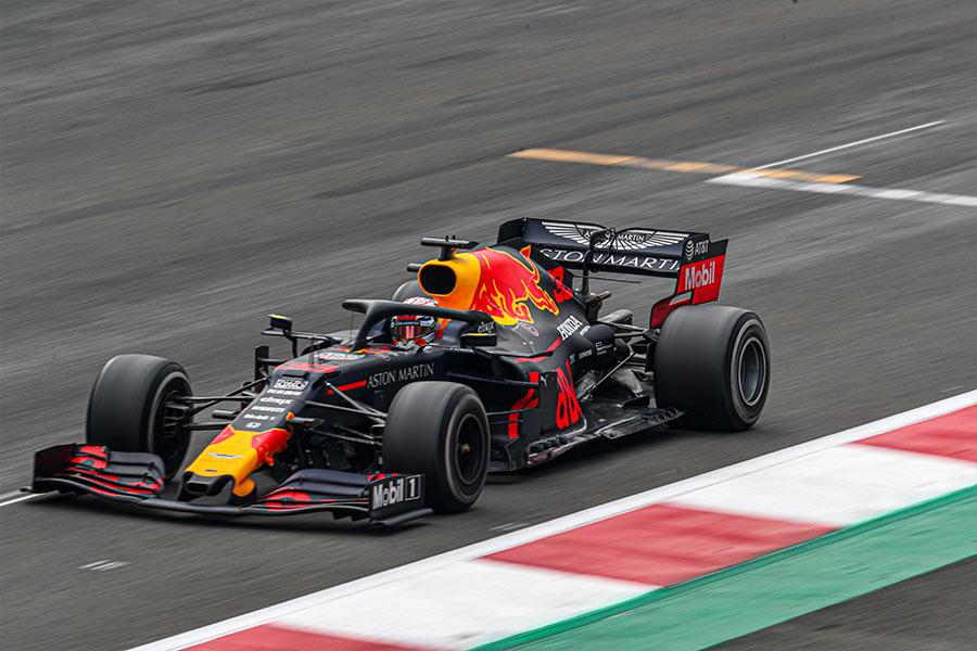 Samochód Red Bull jedzie po drodze na wyścigach formuła 1