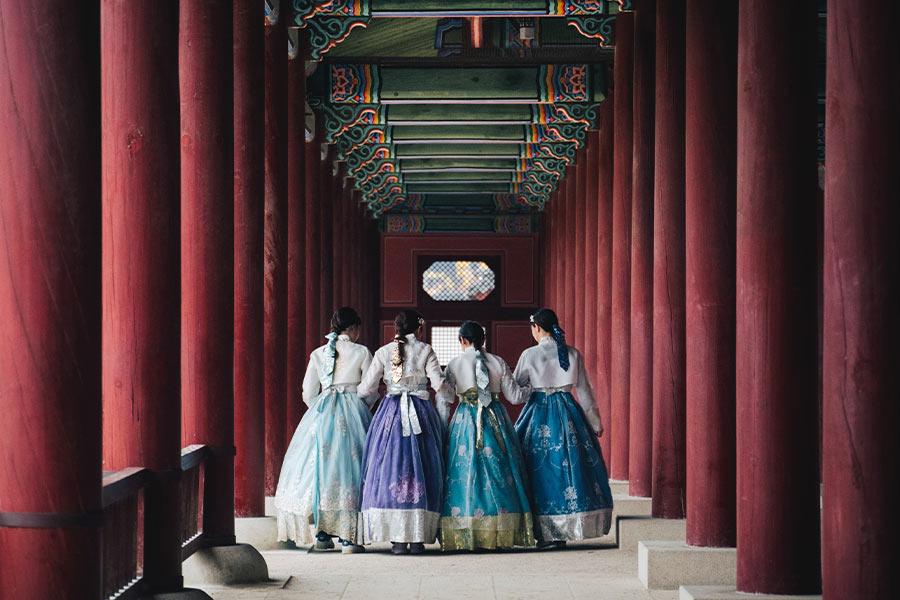 cztery kobiety w ludowych strojach koreańskich
