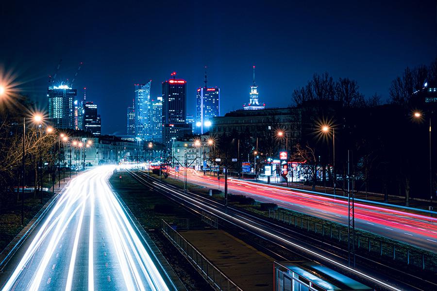 Widok nocnej Warszawy kolorowe światła