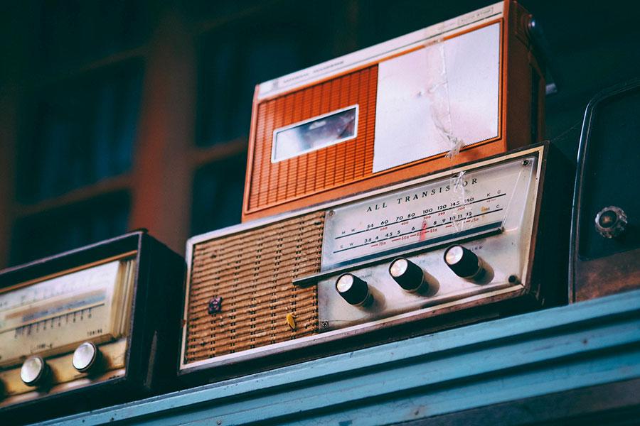 Vintage radio stoi na niebieskiej półce