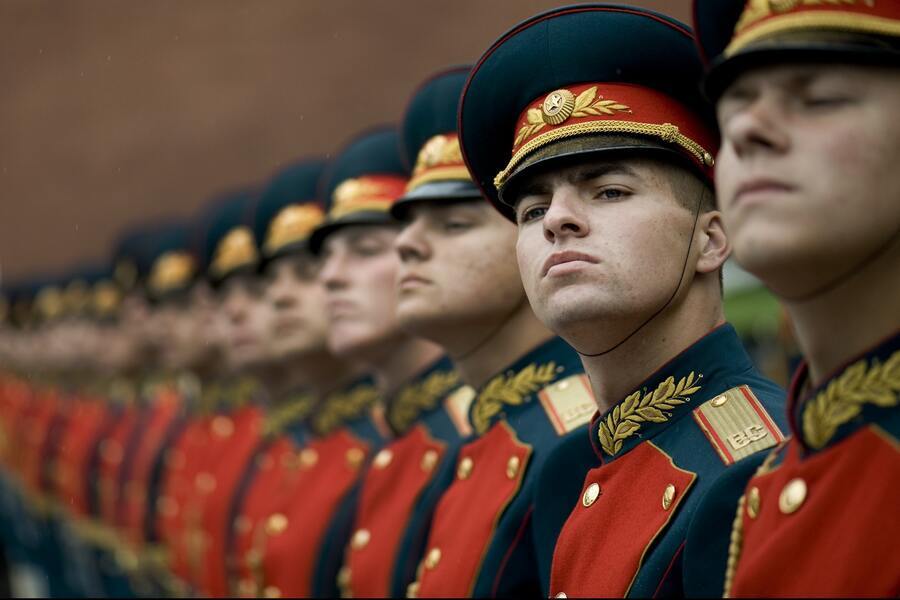 Rosyjscy żołnierze w mundurach stoją na baczność podczas obchodów Dnia Zwycięstwa w Rosji