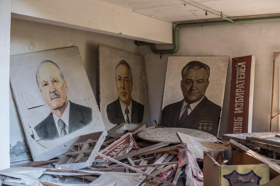 Portrety rosyjskich urzędników i polityków leżą w gruzach