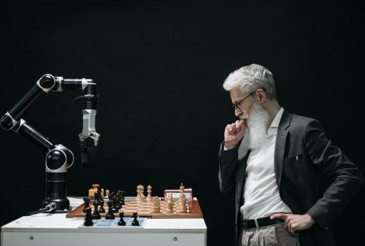 Skupiony naukowiec gra w szachy z sztuczną inteligencją