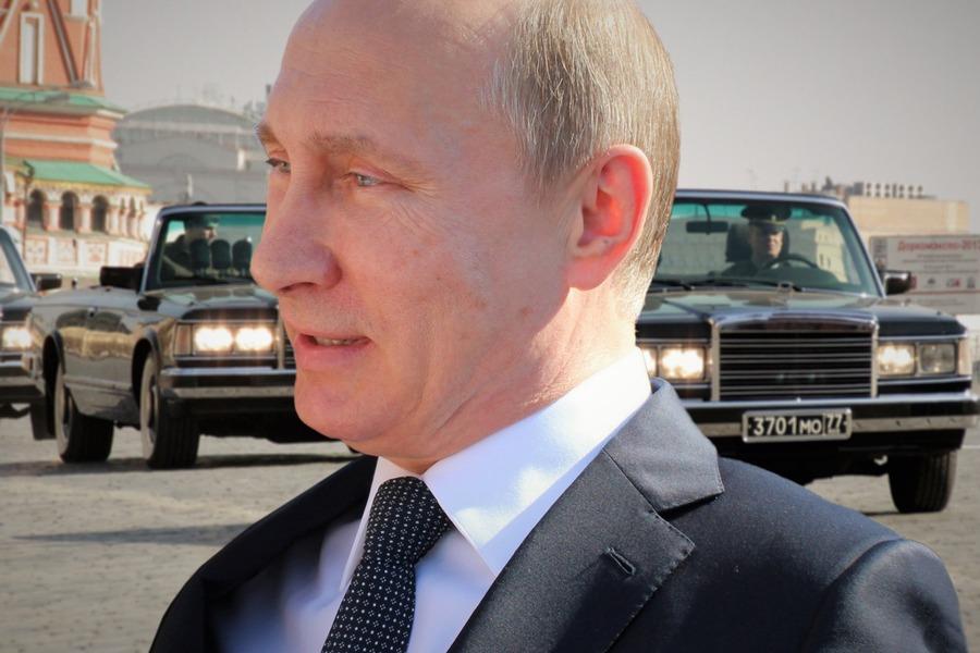 Prezydent Rosji Władimir Putin w Moskwie. Samochody służb specjalnych w tle