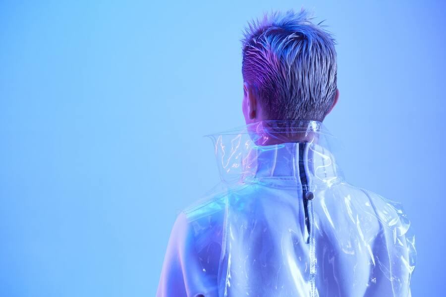 Futurystyczne popiersie mężczyzny stojącego tyłem w plastikowym kostiumie