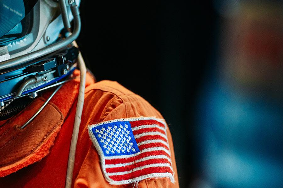 Astronauta amerykański w pomarańczowym ubraniu