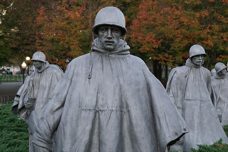 posągi poświęcone ofiarom wojny koreańskiej stoją na ulicy
