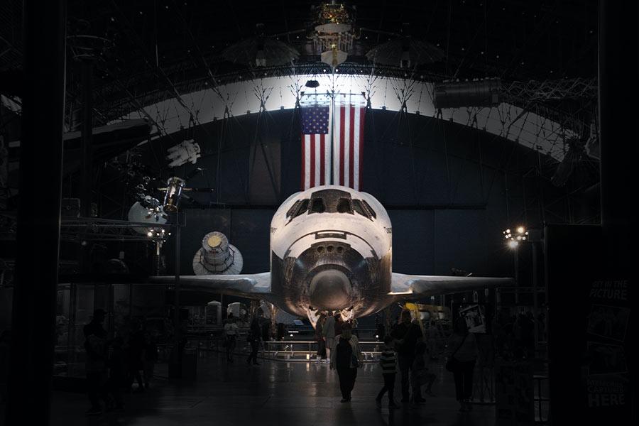 Biały statek kosmiczny amerykański stoi w bunkszez amerykańską flagą