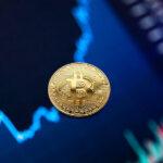 złota moneta bitcoin leży na stole