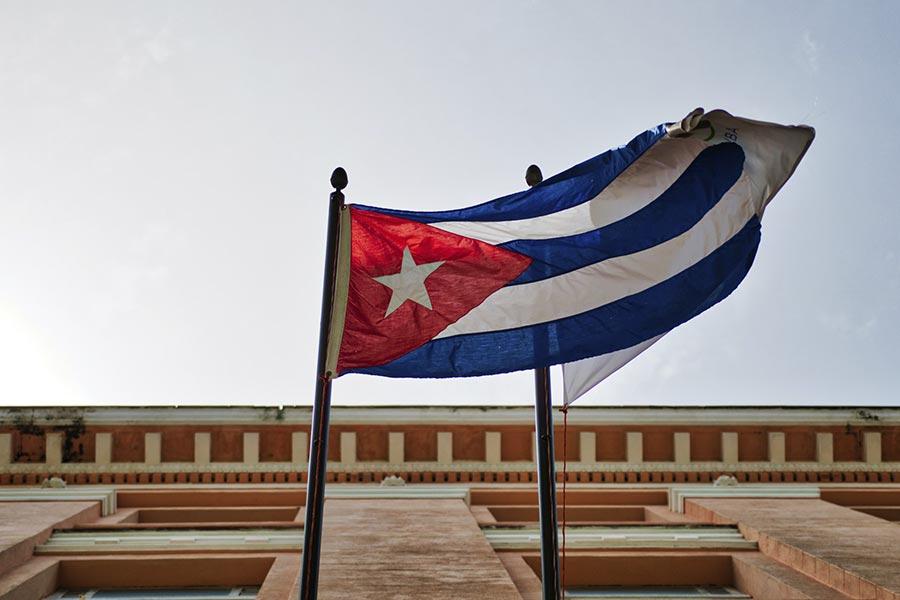 flaga kuby wisi na budynku na tle nieba
