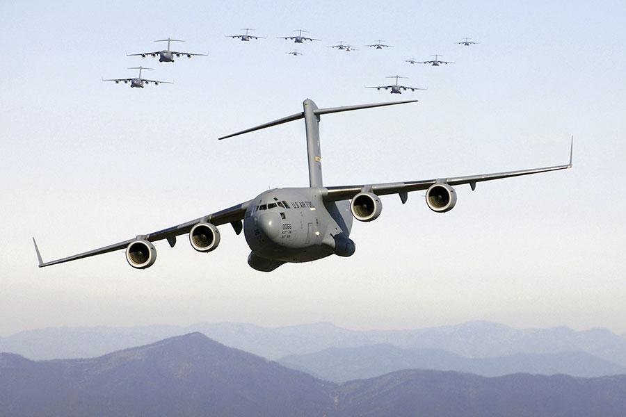 amerykańskie samoloty wojskowe lecą po niebu