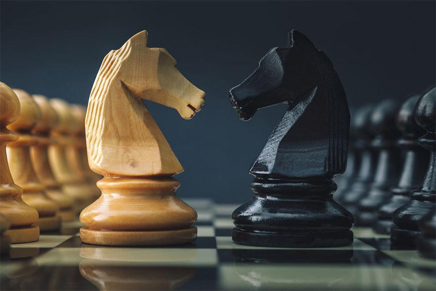 drewniane figurki koni na szachownice