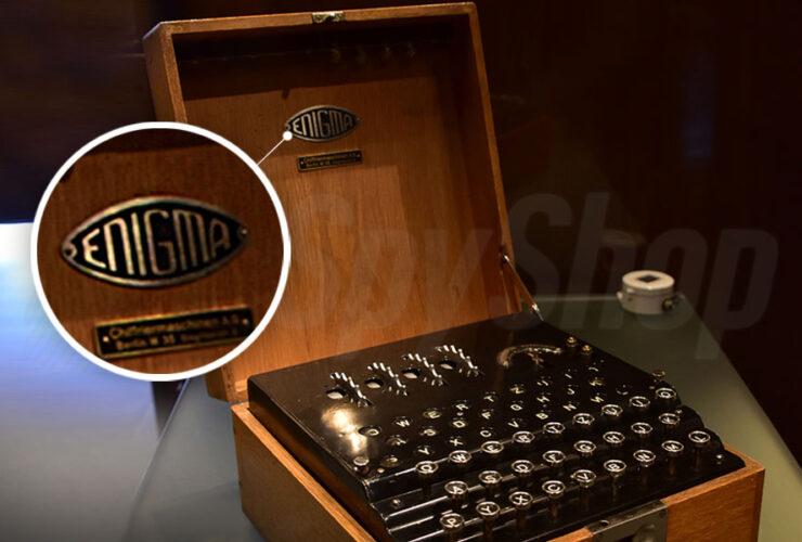 niemiecka maszyna szyfrująca enigma w drewnianym pudełku stoi na stole