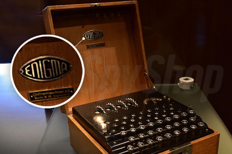 niemiecka maszyna szyfrująca enigma w drewnianym pudełku stoi na stole