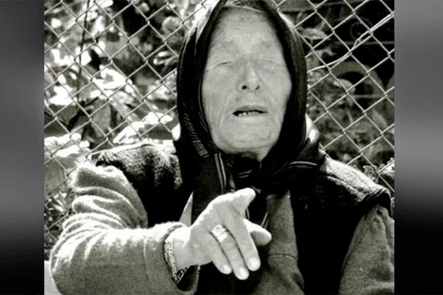 bułgarska babcia wanga siedzi i wskazuje palcem