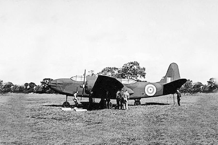 żołnierzy stoją obok sztucznego samolotu podczas drugiej wojny światowej