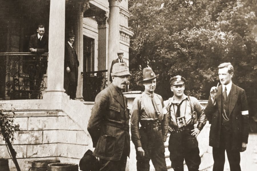 Polscy oficerowie przed pałacem w Slawentzitz
