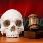 Na stole leżą czaszka człowieka i młotek sędziowski - symbole kary śmierci, która dalej jest wykonywana na Białorusi