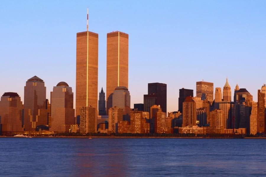 Widok panorama na miasto Nowy Jork i swie wieże World Trade Center nad wodą.
