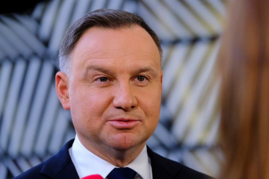 Prezydent Polski Duda patrzy na rozmówczynię i robi dziwną minę