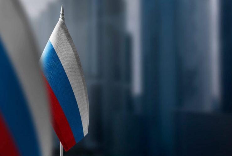 Rosyjskie flagi na masztach