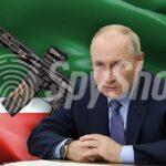 Prezydent Rosji Putin siedzi przy stole. Za nim jest czeczeńska flaga i karabin