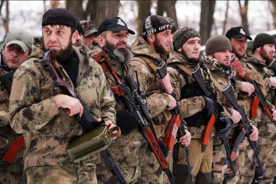 Żołnierze armi czeczeńskiej podczas zbiórki. Są w mundurach, trzymają broń