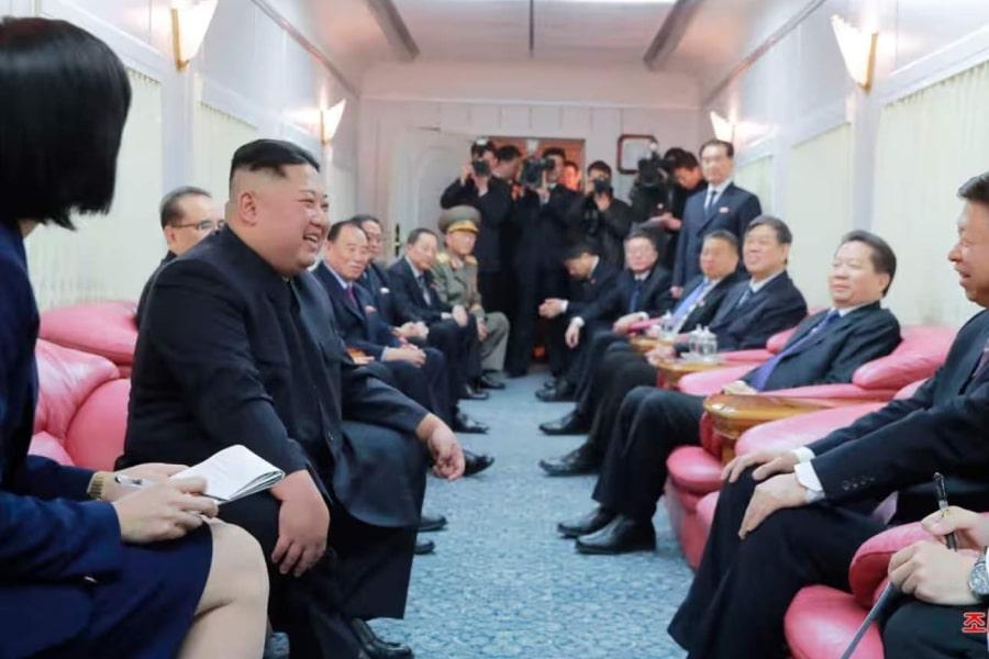 Koreańscy dyplomaci podczas spotkania. Siedzą na czerwonych fotelach
