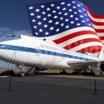 Zdjęcie samolotu prezydenta USA - Air Force One. W tle flaga Stanów Zjednoczonych.