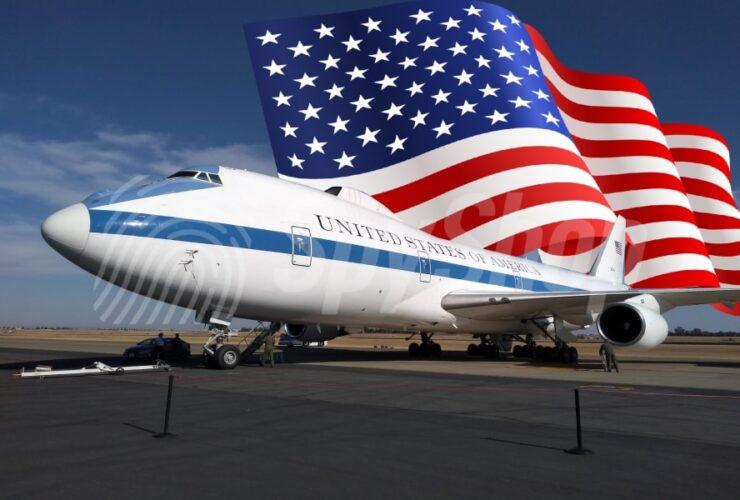 Zdjęcie samolotu prezydenta USA - Air Force One. W tle flaga Stanów Zjednoczonych.