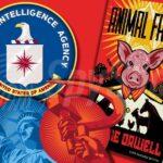 Na czerwonym tle znajdują się logo CIA, książka "Folwark zwierzęcy" George'a Orwell'a. Na dole niebieski wizerunek Statuły Wolności połączona z czerwonym młotem i sierpem.