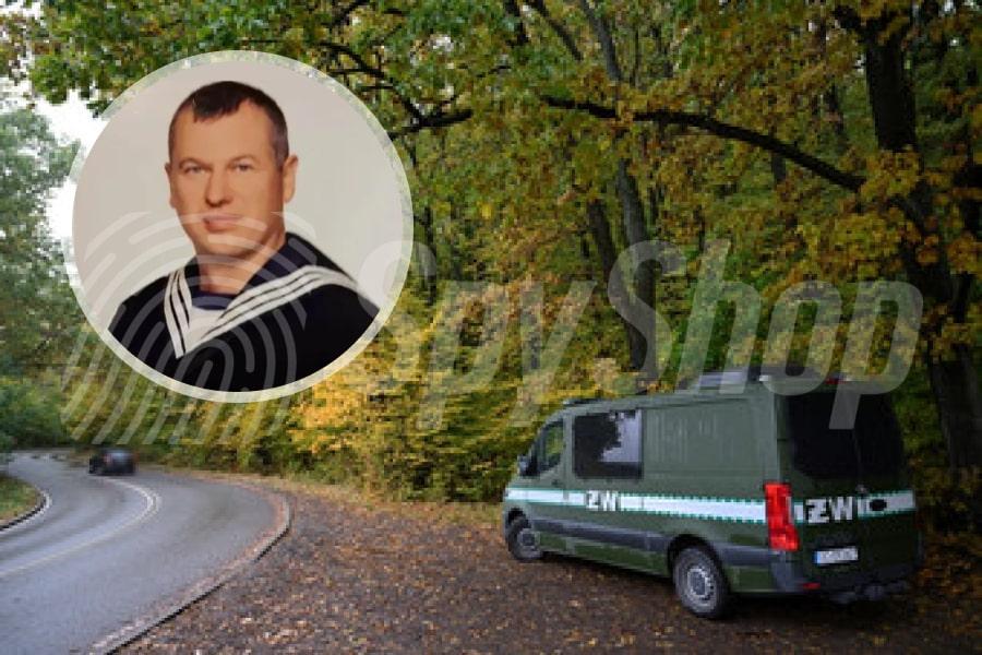 Furgonetka żandarmerii wojskowej stoi przy drodze w lesie. Po lewej stronie zdjęcie portretowe Grzegorza Borysa.