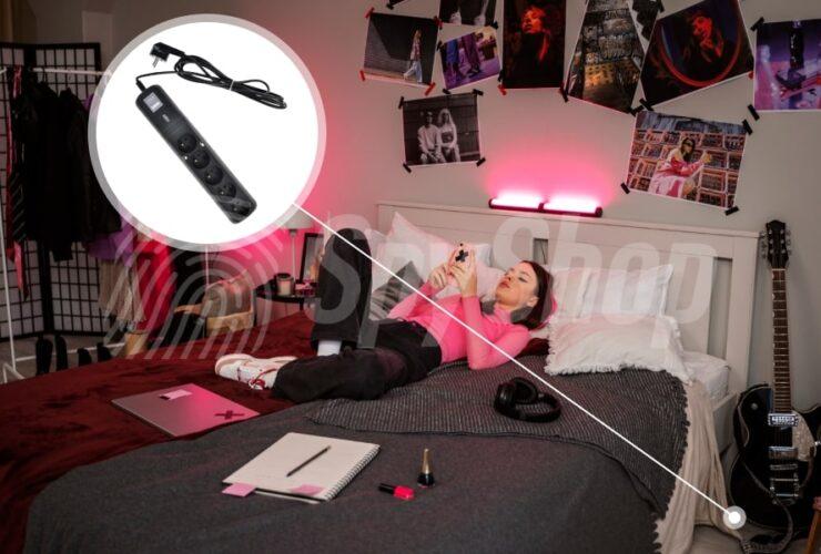 Zdjęcie nastolatki leżącej na łóżku z telefonem w swoim pokoju. Po lewej stronie zbliżenie na listwę zasilającą z ukrytym podsłuchem.