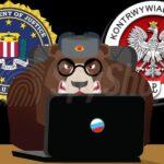 Grafika niedźwiedzia w czapce z czerwoną gwiazdą, który pochyla się nad laptopem. Na urządzeniu flaga Rosji. Za niedźwiedziem, po lewej stronie logo FBI. Po prawej logo Służby Kontrwywiadu Wojskowego.